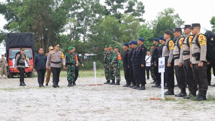 TNI  Polri Kawal Logistik Pilwalkot Dumai