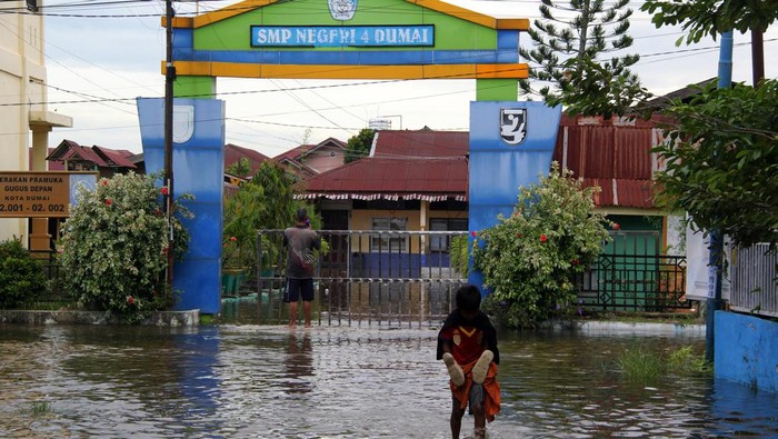 Banjir Pasang Air Laut Rendam Dumai, Sekolah Diliburkan