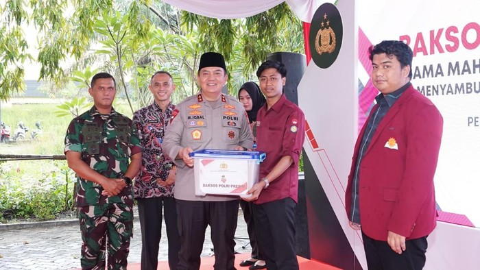 Irjen Iqbal Bagikan 2.250 Paket Sembako untuk Mahasiswa di Riau