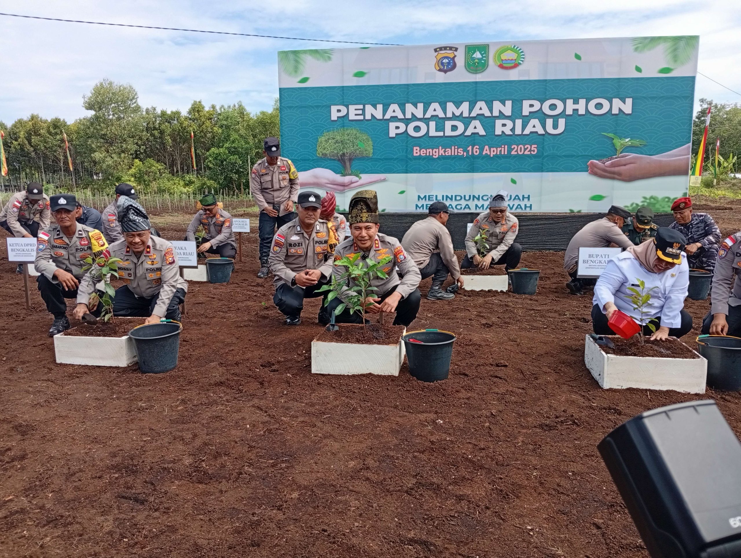 Kapolda Riau dan Bupati Bengkalis Lakukan Penanaman Pohon