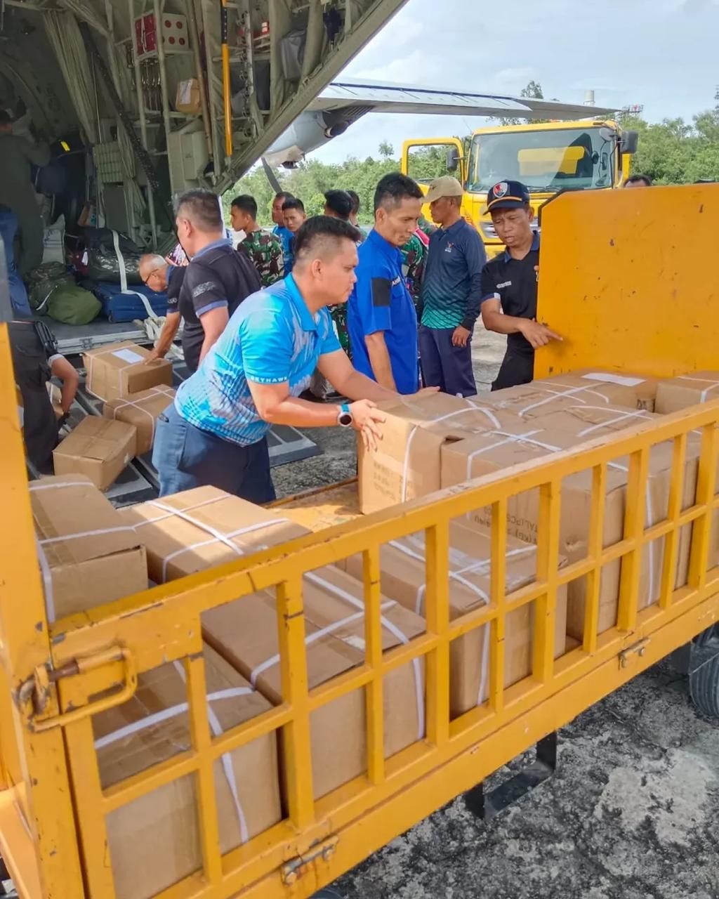 Lanud Roesmin Nurjadin Pekanbaru Terima 80 Koli Logistik MBG