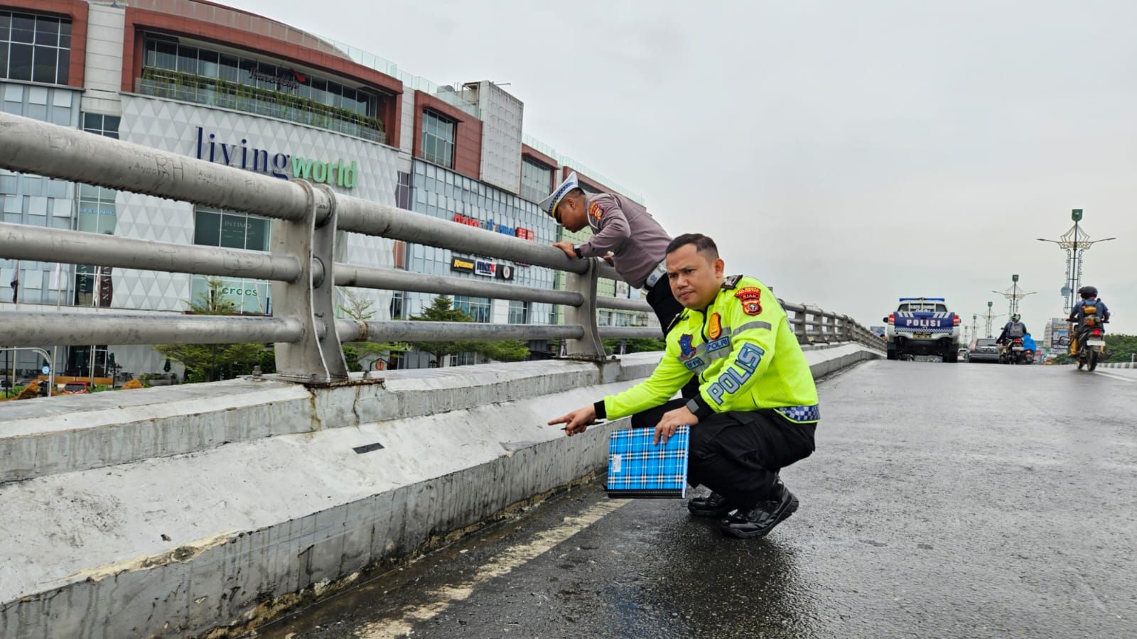 Pengendara Motor Jatuh dari Fly Over SKA, Korban Kritis